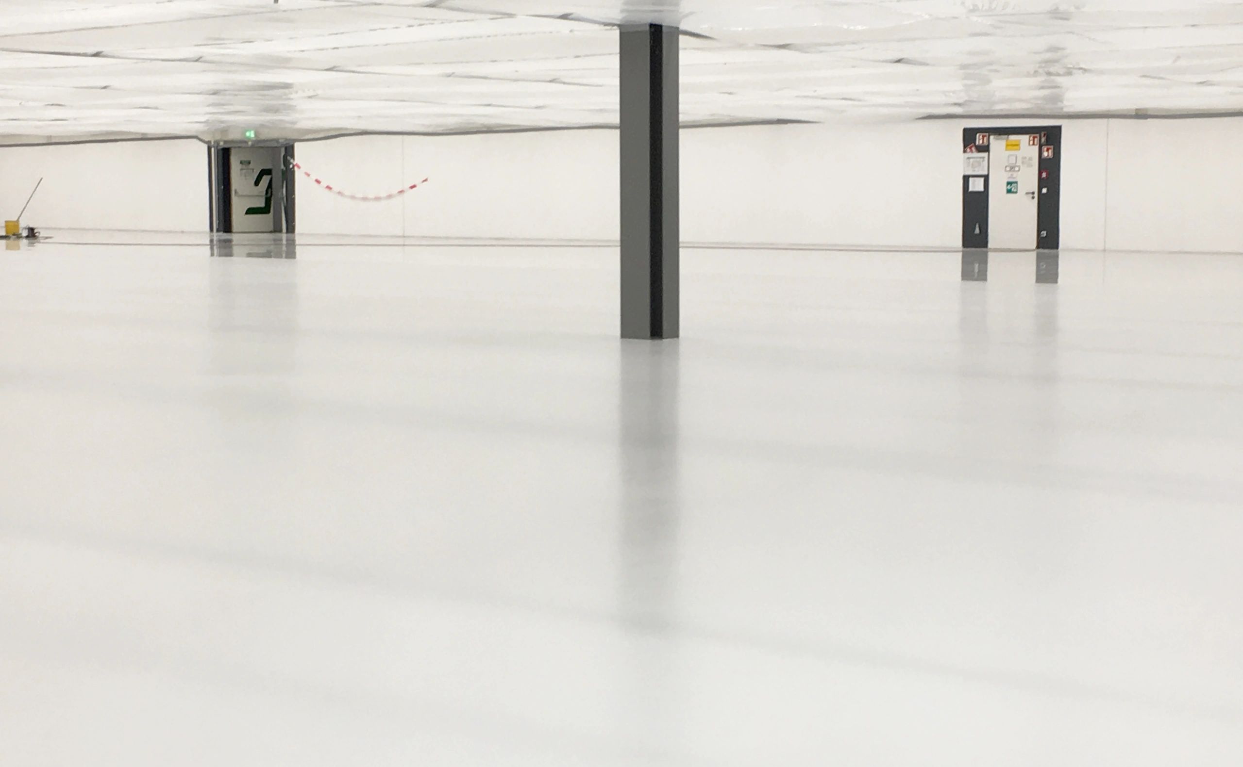 Large-format showroom interior shell space